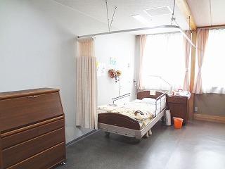 １人部屋です。コロナ期間中は感染症対策用に隔離部屋として使用しています。